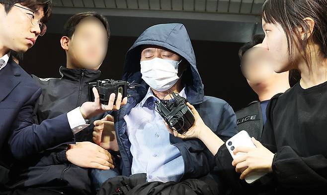 지난 19일 경찰에 체포된 ‘시흥 흉기사건’ 용의자 차철남이 시흥경찰서로 압송되고 있다. 차철남은 경기 시흥시 정왕동 자택 등에서 2명을 살해하고, 인근 편의점 주인과 건물주 등을 흉기로 찔러 다치게 한 혐의를 받는다. 연합뉴스