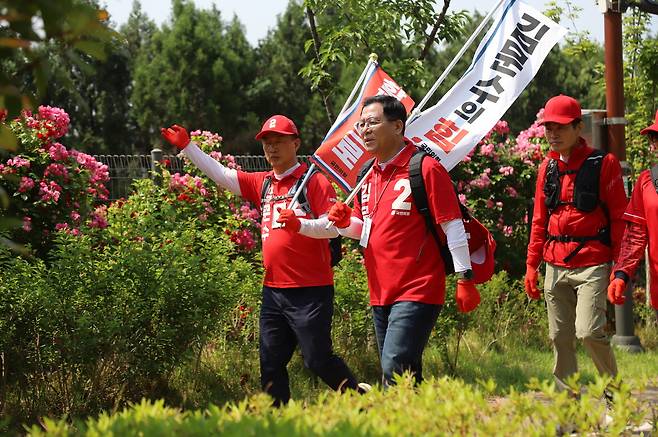 이상휘 국회의원은 27일 제21대 대통령 선거 사전투표를 앞두고 포항 남구 전역을 도보로 누비며 김문수 국민의힘 대선 후보에 대한 지지를 호소하는 도보 유세를 펼치고 있다.
