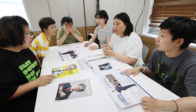 발달장애인 활동가들(왼쪽부터 이 27일 서울 영등포구 피플퍼스트서울센터에서 6·3 대선 후보들의 공보물을 살펴보고 있다. 허정호 기자