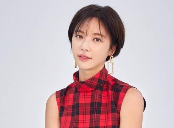 배우 황정음이 프로골퍼 출신 이영돈씨와의 이혼 소송을 마무리 지었다고 26일 소속사는 밝혔다. 씨제스엔터테인먼트 제공