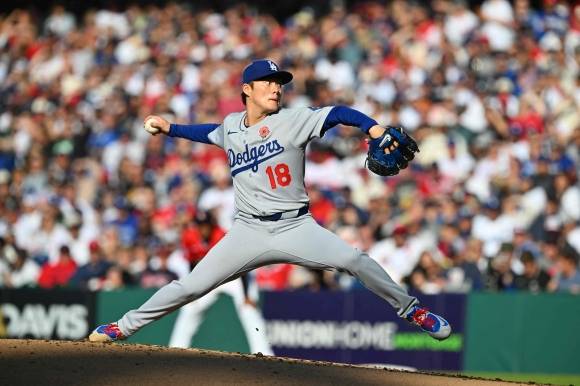야마모토 요시노부(로스앤젤레스 다저스)가 27일(한국시간) 미국 오하이오주 클리블랜드 프로그레시브 필드에서 열린 2025 미국프로야구 메이저리그(MLB) 클리블랜드 가디언스와의 원정 경기에서 공을 던지고 있다. AFP 연합뉴스