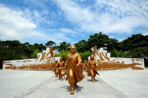 황토현 전적에 건립된 전봉준 장군과 동학농민군상인 ‘불멸~바람길’. 정읍시 제공