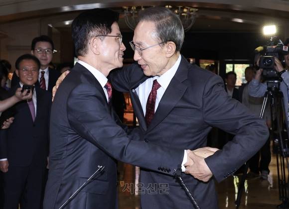 김문수 국민의힘 대선 후보와 이명박 전 대통령이 27일 서울 여의도 켄싱턴호텔에서 만나 포옹하고 있다. 2025.5.27 안주영 전문기자