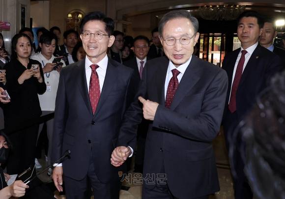 김문수 국민의힘 대선 후보와 이명박 전 대통령이 27일 서울 여의도 켄싱턴호텔에서 오찬을 함께하기 위해 음식점으로 이동하고 있다. 2025.5.27 안주영 전문기자