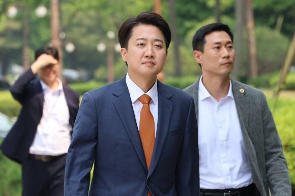 기자회견 나서는 이준석 후보 - 개혁신당 이준석 대선 후보가 27일 서울 여의도 국회에서 단일화 등과 관련한 입장을 밝히기 위해 기자회견 장소로 이동하고 있다.  연합뉴스