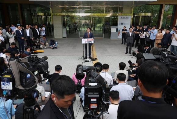기자회견하는 이준석 후보 - 이준석 개혁신당 대선 후보가 27일 서울 여의도 국회 소통관 앞에서 단일화 관련 기자회견을 하고 있다. 뉴시스