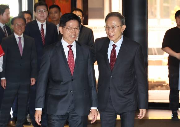오찬 회동하는 김문수-이명박 - 김문수 국민의힘 대선 후보와 이명박 전 대통령이 27일 서울 여의도 켄싱턴 호텔 로비에서 만나 오찬장으로 향하고 있다. 뉴시스