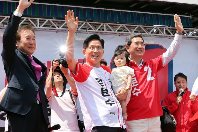 김문수 국민의힘 대선 후보가 26일 경기 안성 중앙시장에서 열린 유세에서 지지를 호소하고 있다. 안성=성형주 기자