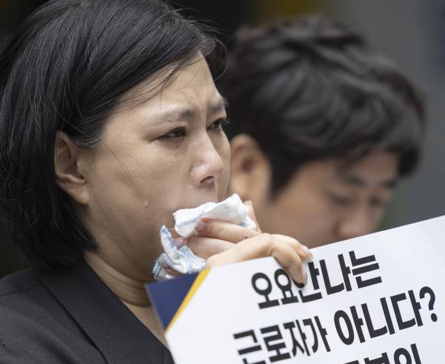 19일 서울 중구 서울고용노동청 앞에서 열린 MBC 기상캐스터였던 고(故) 오요안나씨 특별감독결과 규탄 기자회견에서 오씨의 어머니 장연미 씨가 눈물을 흘리고 있다. 연합뉴스
