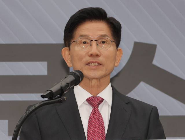김문수 국민의힘 대선 후보가 27일 서울 여의도 국민의힘 중앙당사에서 국토 발전 관련 공약발표 기자회견을 하고 있다. 연합뉴스