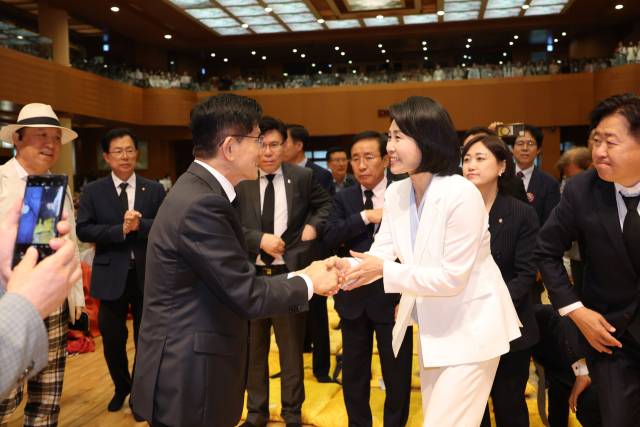 김문수 국민의힘 대선 후보와 이재명 더불어민주당 대선 후보의 배우자 김혜경 여사가 24일 충북 단양군 구인사에서 열린 상월원각대조사 제51주기 열반대재에서 만나 악수하고 있다. 2025.5.24 연합뉴스