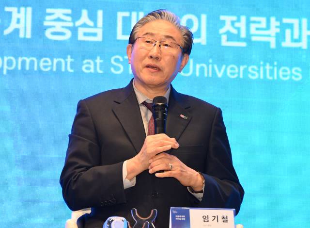 임기철 GIST 총장이 27일 서울 중구 신라호텔에서 열린 '이공계 대학 리더십 포럼'에서 이광형 KAIST 총장, 박종래 UNIST 총장, 장병탁 서울대학교 AI연구원장과 대담을 나누고 있다. 오승현 기자 2025.05.27