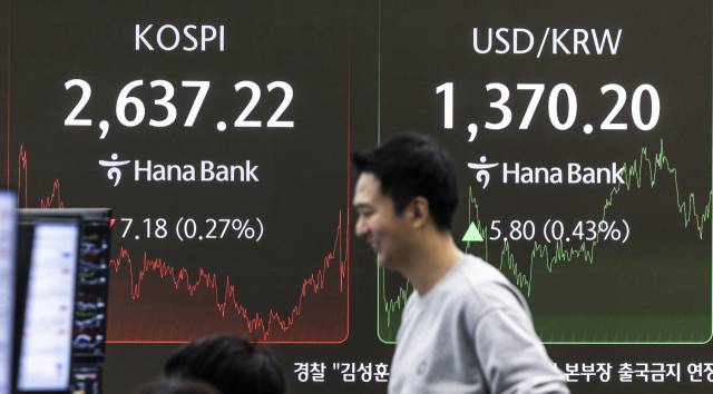 27일 오후 서울 중구 하나은행 딜링룸 전광판. 연합뉴스