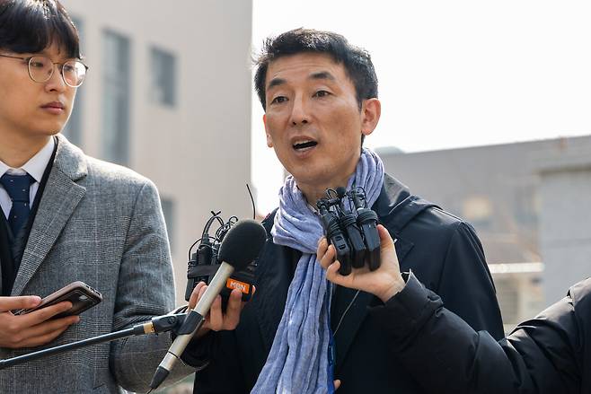 서부지법 폭동 피고인들을 변호하고 있는 법무법인 자유서울의 이하상 변호사가 기자들 앞에서 발언하고 있다. ⓒ시사IN 신선영