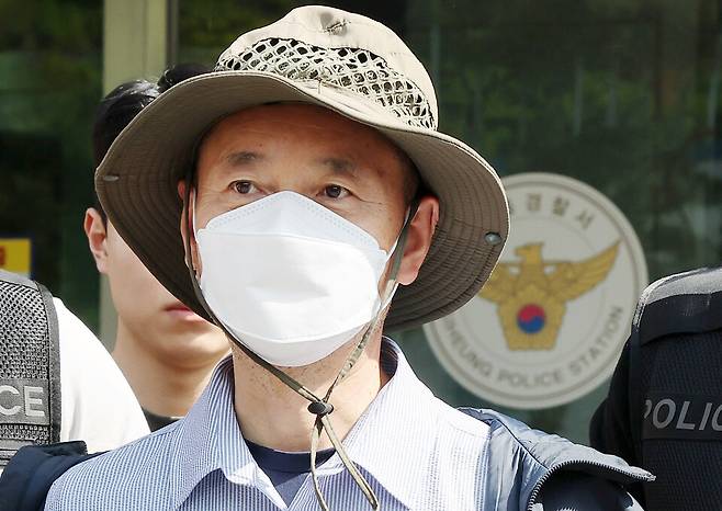 2명이 숨지고 2명이 다친 시흥 살인사건의 피의자 차철남이 지난 21일 구속 전 피의자 심문(영장실질심사) 출석을 위해 경기 시흥경찰서 유치장을 나서고 있다. ⓒ연합뉴스