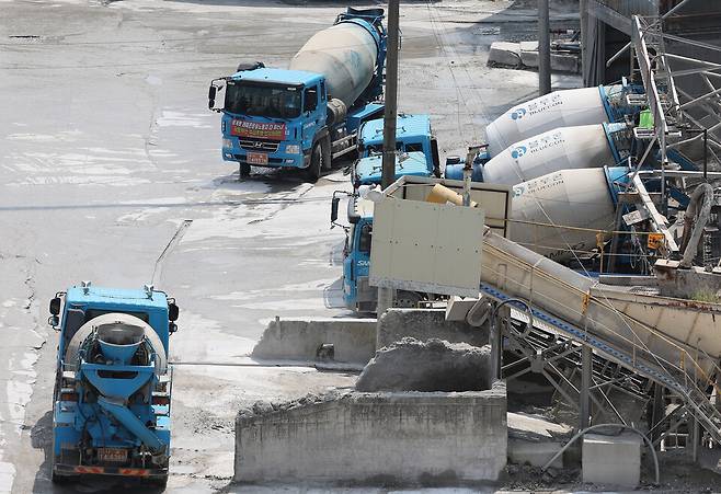 한국시멘트협회에 따르면, 올해 1분기 시멘트 내수 실적은 전년 동기 대비 21.8% 감소했다. 1분기 내수 감소율이 20%를 넘어선 건 1998년 이후 처음이다. 사진은&nbsp;서울의 한 시멘트 공장에 레미콘 차량이 주차된 모습&nbsp;ⓒ연합뉴스