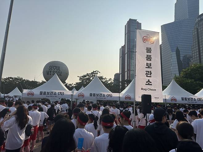 지난 25일 서울 여의도공원에서 열린 ‘무한도전 RUN with 쿠팡플레이’에 설치된 물품보관소 앞 전경. 사진 하경헌 기자