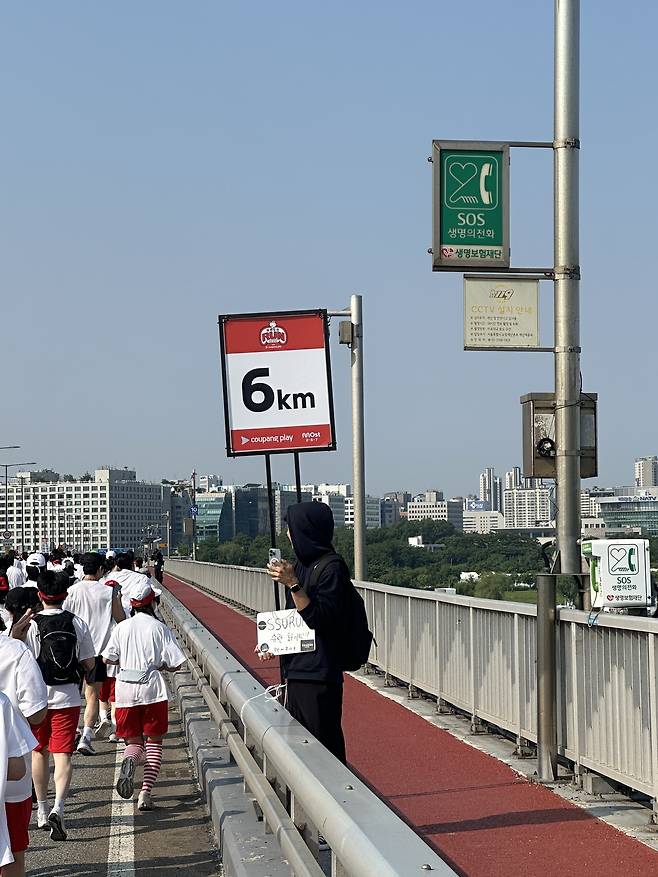 지난 25일 서울 여의도공원에서 열린 ‘무한도전 RUN with 쿠팡플레이’에서 서울 서강대교 위 6㎞ 구간 표지판이 놓여있다. 사진 하경헌 기자