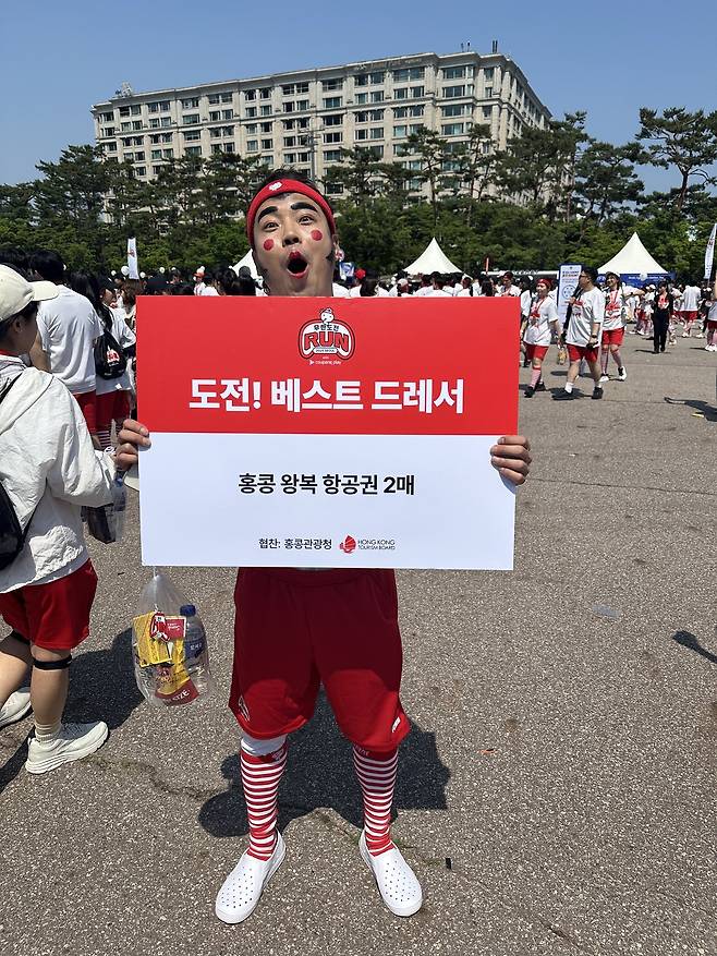 지난 25일 서울 여의도공원에서 열린 ‘무한도전 RUN with 쿠팡플레이’에서 ‘무한도전’ 코스프레 이벤트에서 수상한 안태범씨가 포즈를 취하고 있다. 사진 하경헌 기자