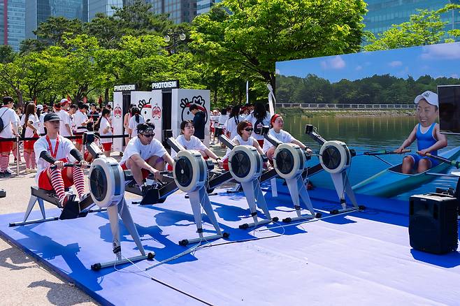 지난 25일 서울 여의도공원에서 열린 ‘무한도전 RUN with 쿠팡플레이’에서 ‘무한도전’ 도전 복장을 한 참가자들이 ‘조정특집’ 체험을 하고 있다. 사진 쿠팡플레이