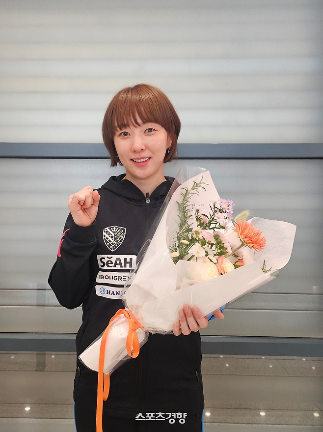 서효원이 지난 26일 인천국제공항에서 귀국한 뒤 대한탁구협회가 준비한 꽃다발을 안은 채 기념 사진을 촬영하고 있다. 황민국 기자