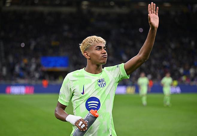 바르셀로나 라민 야말이 지난 7일 유럽챔피언스리그 4강 2차전 워밍업 중 팬들에게 인사하고 있다. 게티이미지코리아