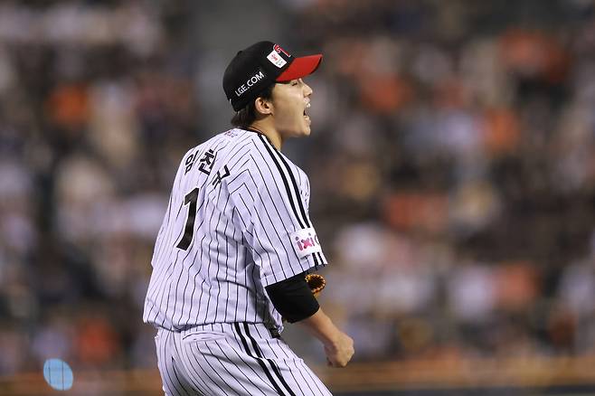 LG 임찬규가 27일 잠실 한화전 7회 마지막 타자 최재훈을 삼진을 잡아내고 포효하고 있다. 연합뉴스