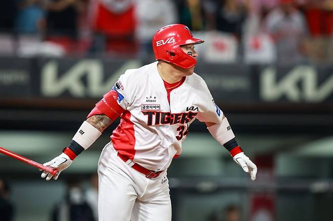 ▲ 42세 시즌에도 경이적인 타격 성적으로 올 시즌 뒤 FA 협상이 관심을 모으는 최형우 ⓒKIA타이거즈