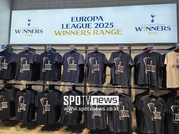 ▲ 토트넘 홋스퍼는 유로파리그 우승 기념 상품 제작에 속도를 내고 있지만, 티셔츠 외에는 딱히 준비된 것이 없다. 기념 패치가 부착된 유니폼 제작은 시간이 걸릴 것이라고 한다.