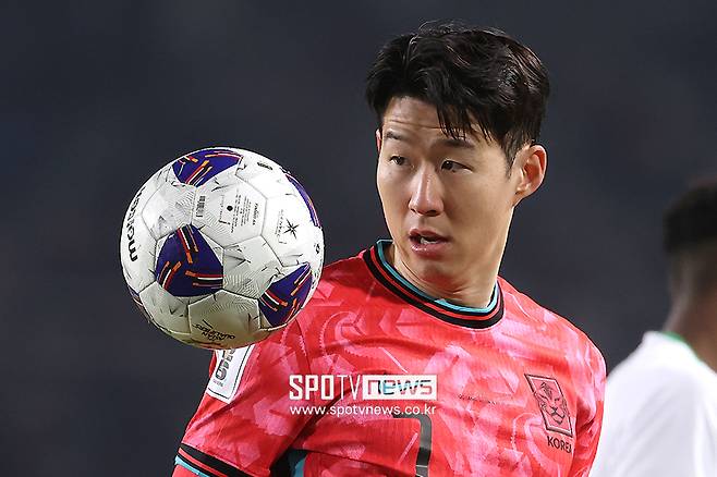 ▲ 홍명보 감독은 기존 승선했던 주요 유럽파를 재발탁했다. 최근 유럽축구연맹(UEFA) 유로파리그 우승으로 무관을 탈출한 대표팀 주장 손흥민을 변함없이 호출을 받았다. 다만 우승컵을 들며 최고의 시즌을 보낸 손흥민과 김민재의 경우 몸상태가 완벽하지 않다. 손흥민은 유로파리그 결승전을 교체로 뛰고, 프리미어리그 최종전을 결장할 만큼 아직 발 부상에서 자유롭지 않다. ⓒ곽혜미 기자