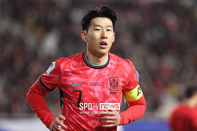 ▲ 홍명보 감독은 기존 승선했던 주요 유럽파를 재발탁했다. 최근 유럽축구연맹(UEFA) 유로파리그 우승으로 무관을 탈출한 대표팀 주장 손흥민을 변함없이 호출을 받았다. 다만 우승컵을 들며 최고의 시즌을 보낸 손흥민과 김민재의 경우 몸상태가 완벽하지 않다. 손흥민은 유로파리그 결승전을 교체로 뛰고, 프리미어리그 최종전을 결장할 만큼 아직 발 부상에서 자유롭지 않다. ⓒ곽혜미 기자