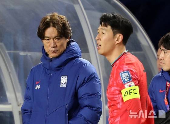 홍명보(왼쪽) 한국 축구대표팀 감독과 주장 손흥민. /사진=뉴시스