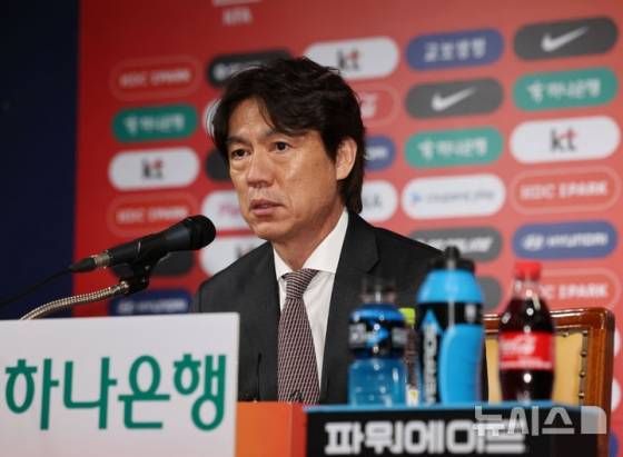 홍명보 한국 축구대표팀 감독이 지난 26일 서울 종로구 축구회관에서 열린 '2026 국제축구연맹(FIFA) 북중미 월드컵' 아시아 3차 예선 B조 9, 10차전(이라크·쿠웨이트)에 나설 6월 A매치 국가대표 명단(26명) 발표 후 취재진 질문에 답하고 있다. /사진=뉴시스