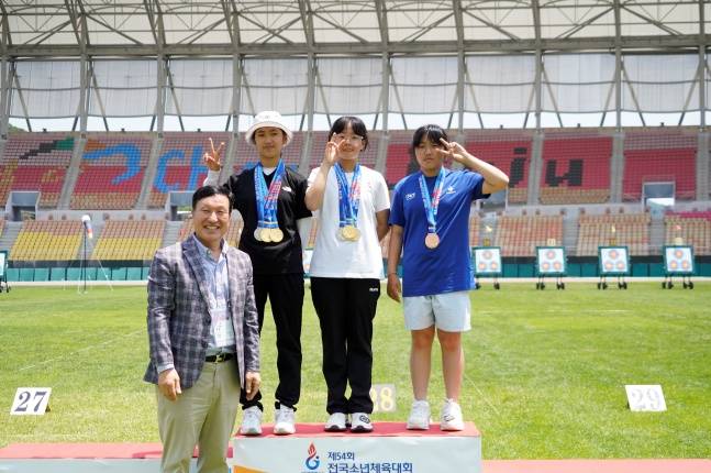 왼쪽부터 12세 이하 여자부 고다현, 김다을, 장채윤. /사진=대한양궁협회 제공