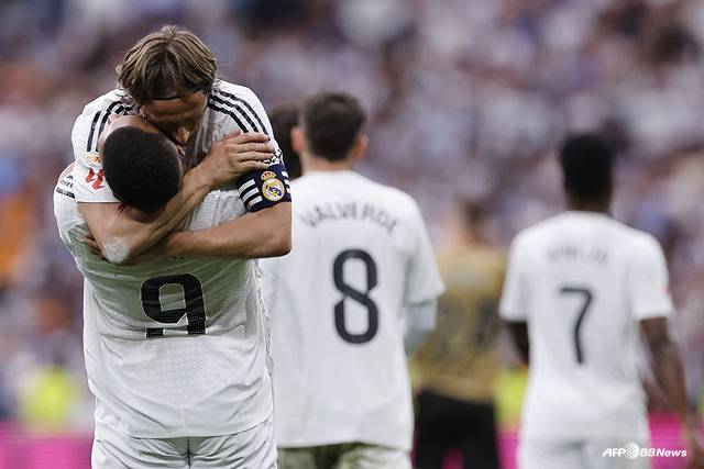 킬리안 음바페(등번호 9번)와 루카 모드리치의 골 세리머니. /AFPBBNews=뉴스1