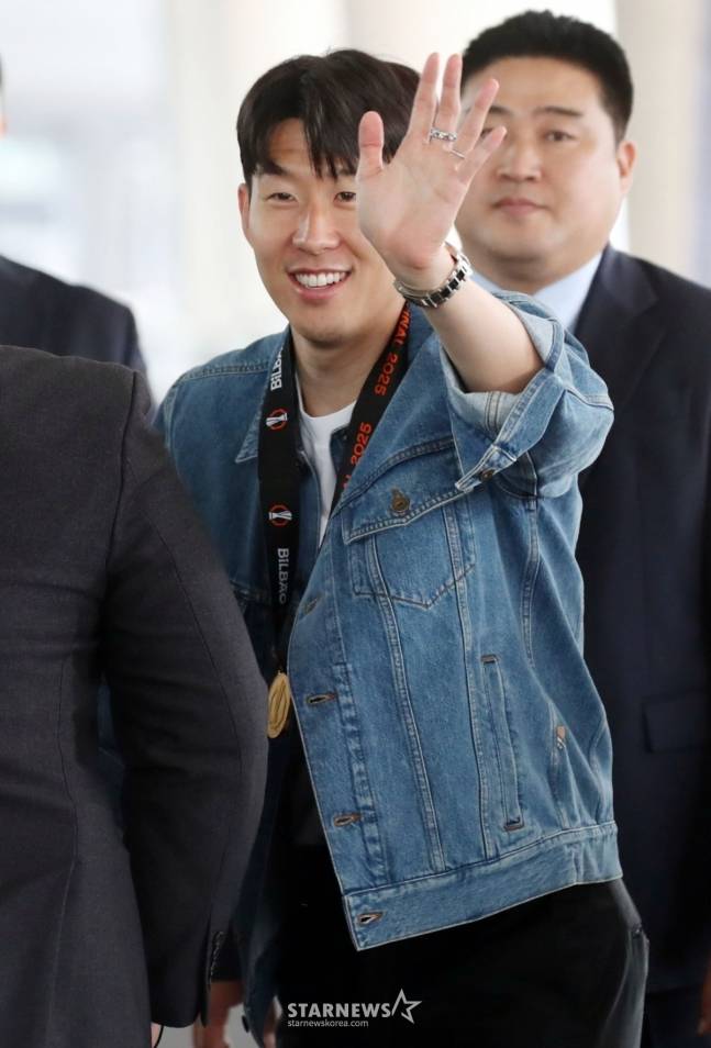 토트넘 홋스퍼 손흥민이 프리미어리그 일정을 마치고 27일 오후 인천국제공항을 통해 입국하고 있다. /사진=임성균 기자