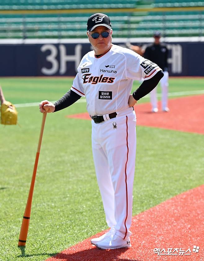 18일 오후 충북 청주야구장에서 열리는 '2024 신한 SOL Bank KBO리그' 키움 히어로즈와 한화 이글스의 경기, 한화 김경문 감독이 그라운드를 둘러보고 있다. 엑스포츠뉴스 DB