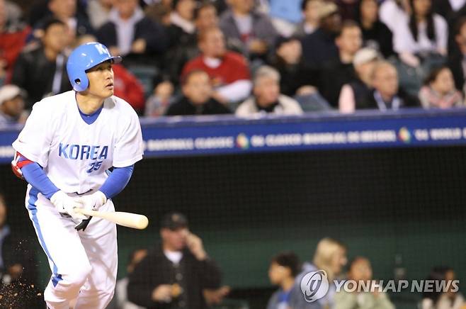2006 월드베이스볼클래식(WBC)에서 미국 투수 돈트렐 윌리스를 상대로 홈런을 쳐냈던 이승엽 현 두산 베어스 감독. 사진 연합뉴스