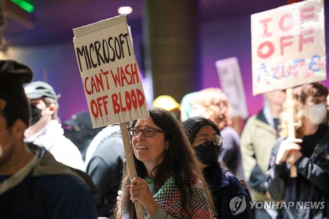 지난 19일 미국 시애틀에서 열린 마이크로소프트 콘퍼런스에서 항의하는 시위대 [AFP=연합뉴스. 재판매 및 DB 금지]