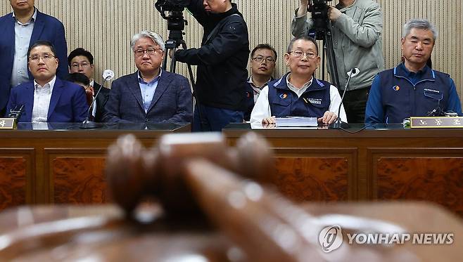 서울 시내버스노사, 임단협 2차 조정회의 (서울=연합뉴스) 임화영 기자 = 김정환 서울시버스운송조합 이사장(왼쪽 두번째)과 박점곤 서울시버스노동조합 위원장(왼쪽 세번째)이 29일 서울 영등포구 서울지방노동위원회에서 열린 임금·단체협약(임단협) 2차 조정회의에 참석해 있다. 2025.4.29 [공동취재] hwayoung7@yna.co.kr