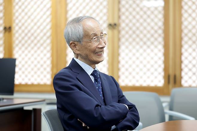 연합뉴스와 인터뷰하는 윤여준 선대위원장 (서울=연합뉴스) 류영석 기자 = 더불어민주당 윤여준 상임총괄선대위원장이 서울 여의도 민주당사에서 연합뉴스와 인터뷰를 하고 있다. 2025.5.27 ondol@yna.co.kr