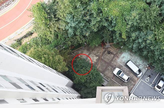 옥상 문 개폐 논란 일으킨 '캣맘' 사건 현장 [연합뉴스 자료사진]