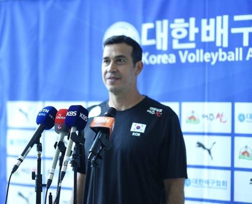 인터뷰하는 여자배구 대표팀의 페르난도 모랄레스 감독 [촬영 이동칠]