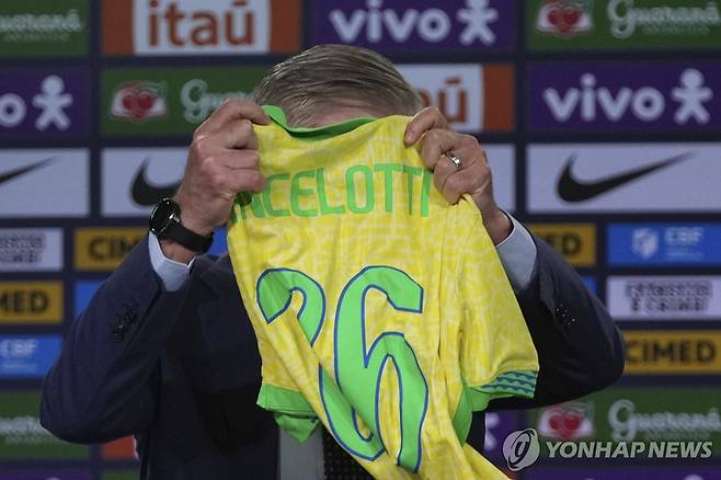 브라질 축구대표팀 유니폼을 선물 받은 카를로 안첼로티 감독 [AP=연합뉴스]