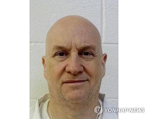 살인·강간을 저지르고 복역 중에 탈옥한 미국의 전직 경찰서장 그랜트 하딘(56) [AP 연합뉴스 자료사진]