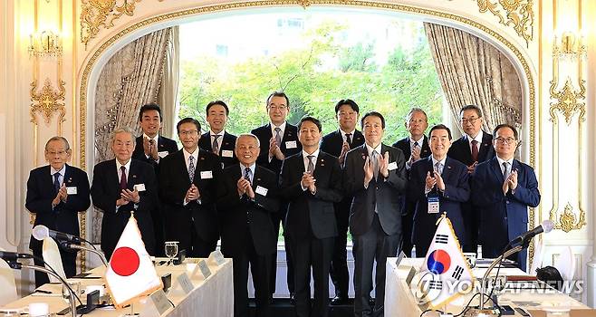 한일경제인회의 사전환담 참석한 안덕근 장관 (서울=연합뉴스) 최재구 기자 = 안덕근 산업통상자원부 장관이 26일 서울시내 한 호텔에서 열린 한일경제인회의 사전환담에 참석해 기념사진을 촬영하고 있다. 2025.5.26 jjaeck9@yna.co.kr jjaeck9@yna.co.kr