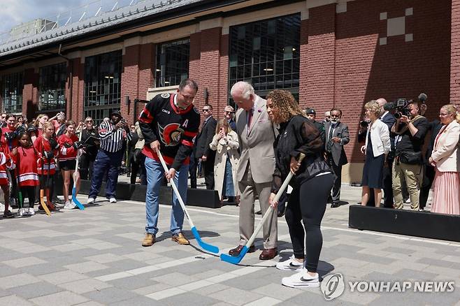지역 하키 대회 퍽 떨어트리는 찰스 3세 국왕 (오타와 로이터=연합뉴스) 26일(현지시간) 찰스 3세 국왕이 오타와 랜스다운 공원에서 열린 지역 하키 대회에서 첫 번째 퍽을 떨어트리는 행사에 참여하고 있다. 2025.05.27