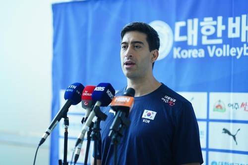 인터뷰하는 라미레스 남자배구 대표팀 감독 [촬영 이동칠]