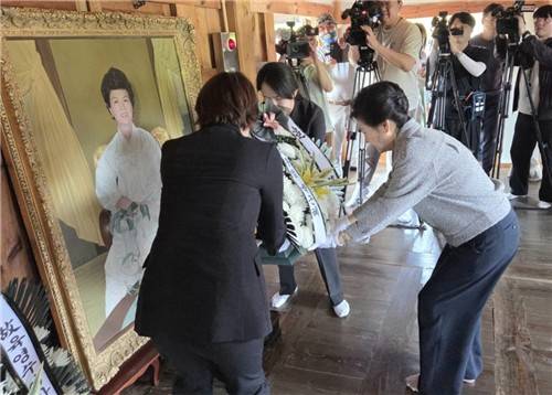 육영수 영정에 헌화하는 박근혜 전 대통령 [촬영 박병기]