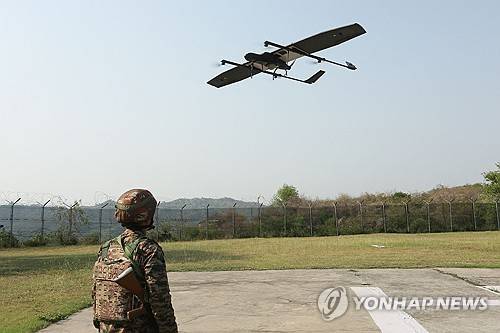 드론 지켜보는 인도 군인 [AFP 연합뉴스. 재판매 및 DB 금지]
